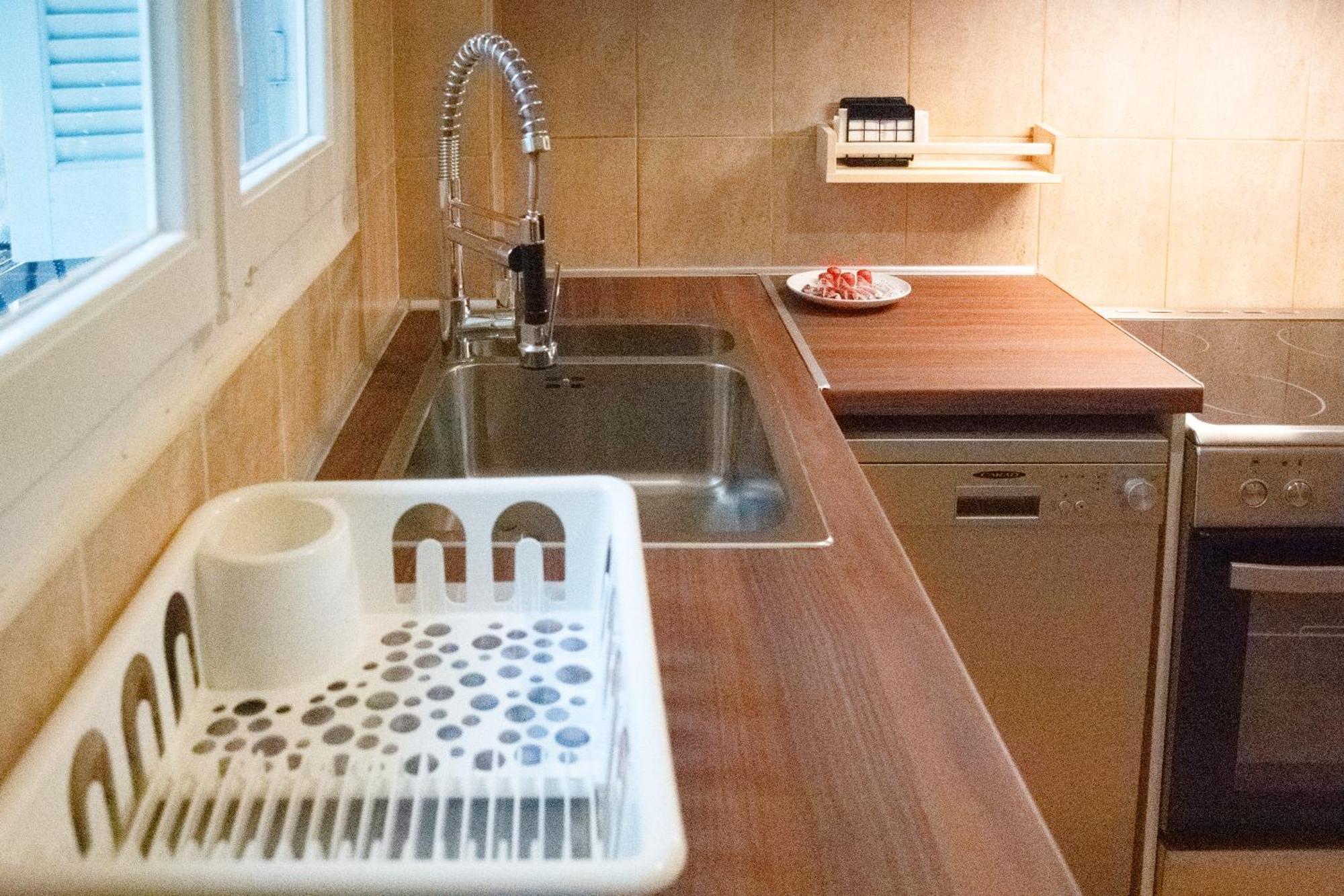 Spacious Modern Apartment In Pagkrati Atene Esterno foto