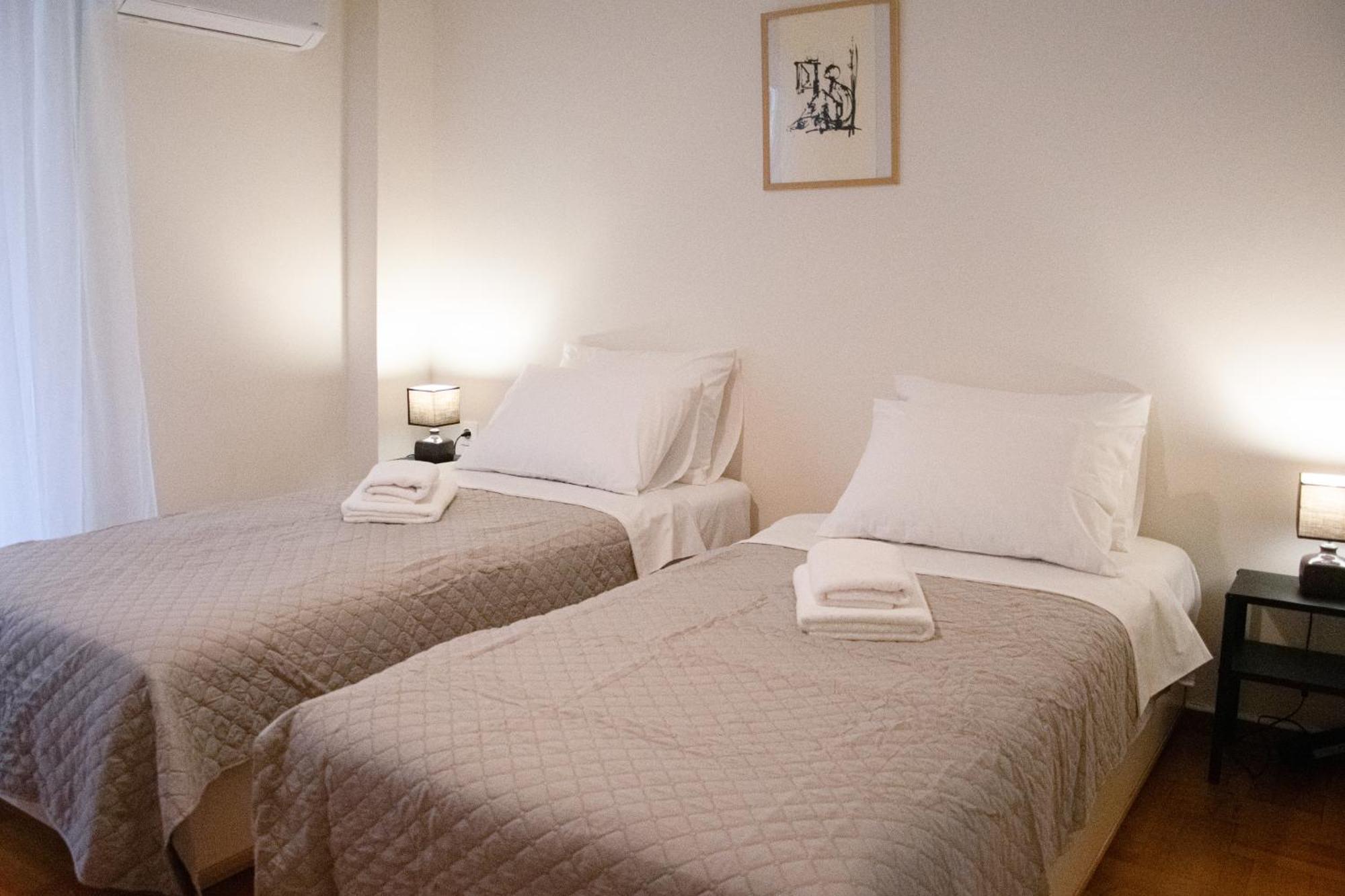 Spacious Modern Apartment In Pagkrati Atene Esterno foto