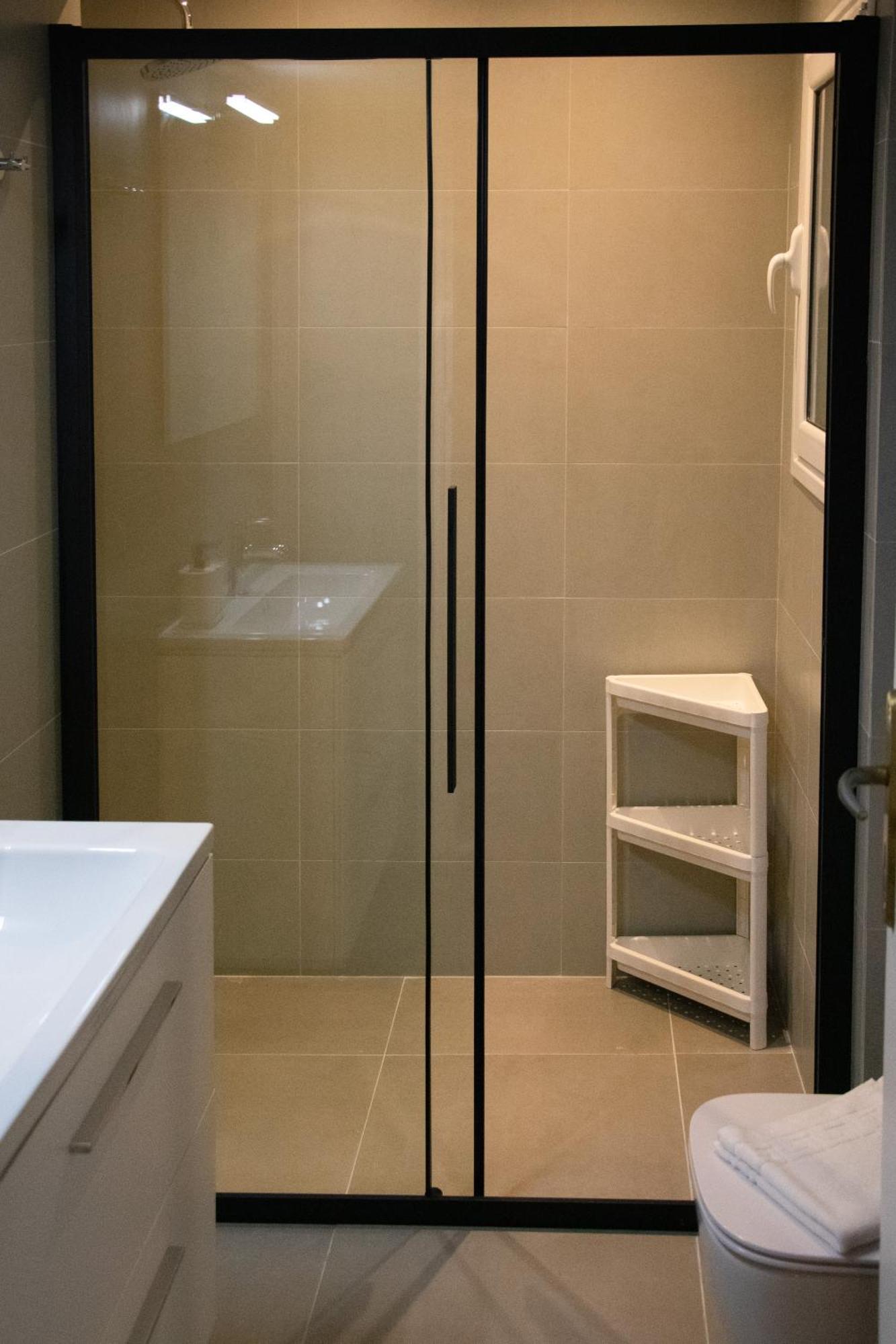 Spacious Modern Apartment In Pagkrati Atene Esterno foto